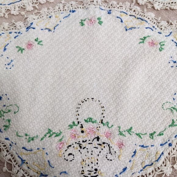 Vintage 1940's Handmade Embroidery & Crochet Doilies - Picture 15 of 16